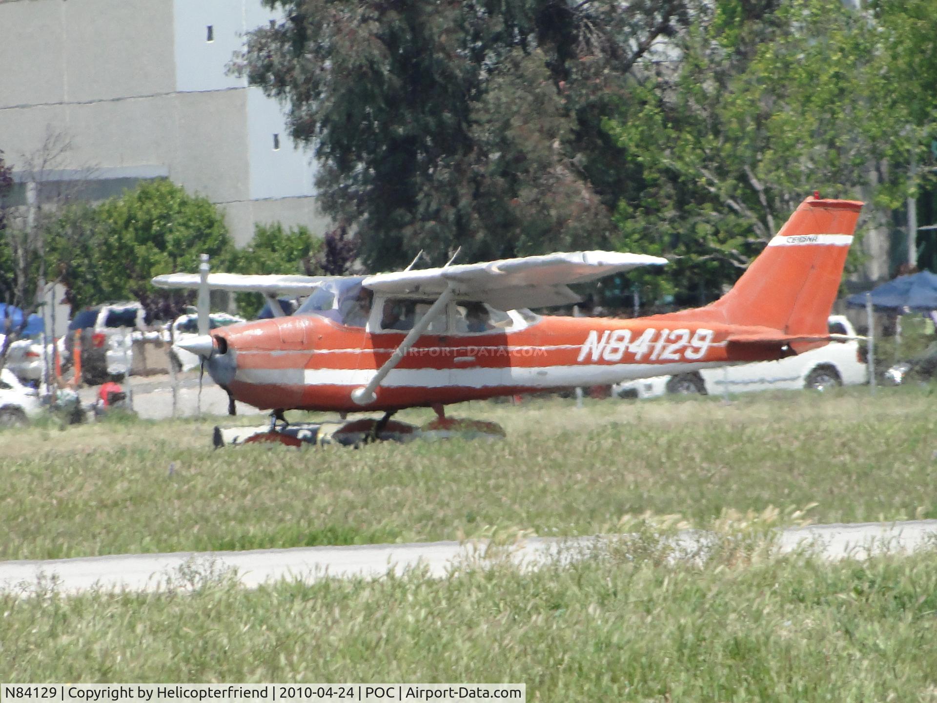 N84129, 1969 Cessna 172K Skyhawk C/N 17258344, Landing on runway 26R