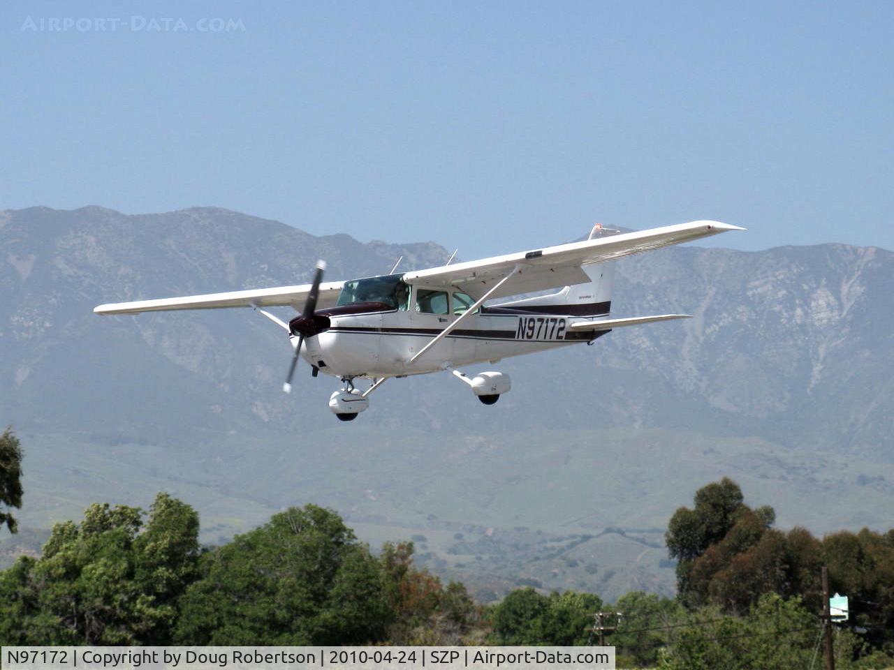 N97172, 1984 Cessna 172P C/N 17276162, 1984 Cessna 172P SKYHAWK II, Lycoming O-320-D2J 160 Hp, on final Rwy 22