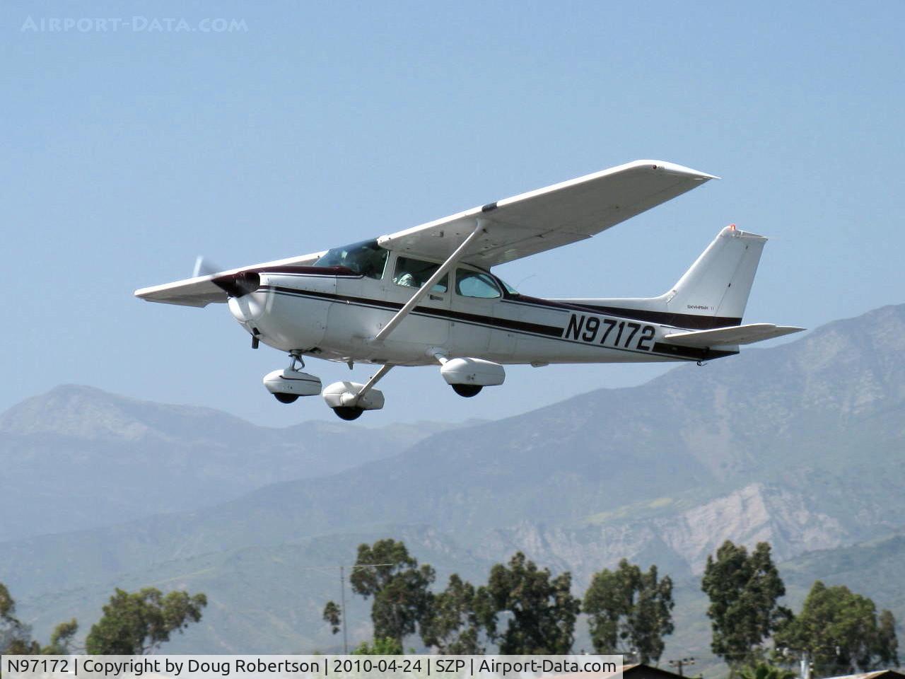 N97172, 1984 Cessna 172P C/N 17276162, 1984 Cessna 172P SKYHAWK II, Lycoming O-320-D2J 160 Hp, on final Rwy 22