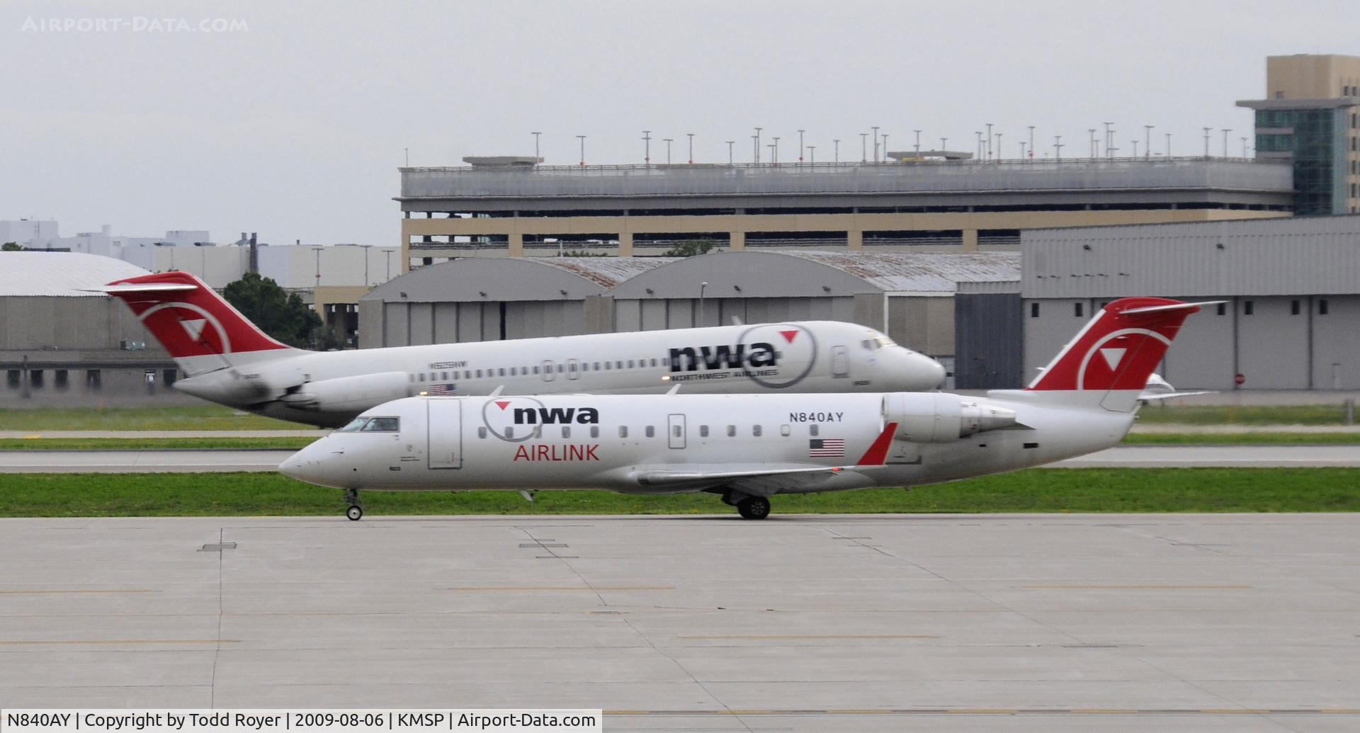 N840AY, 2005 Bombardier CRJ-200 (CL-600-2B19) C/N 8040, Taxi at MSP