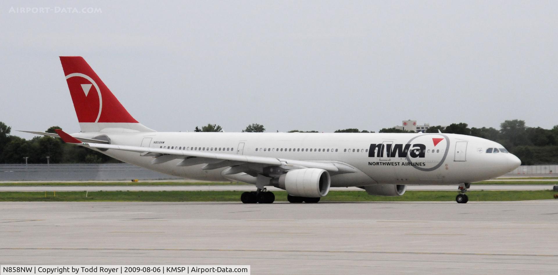 N858NW, 2006 Airbus A330-223 C/N 0718, Taxi at MSP