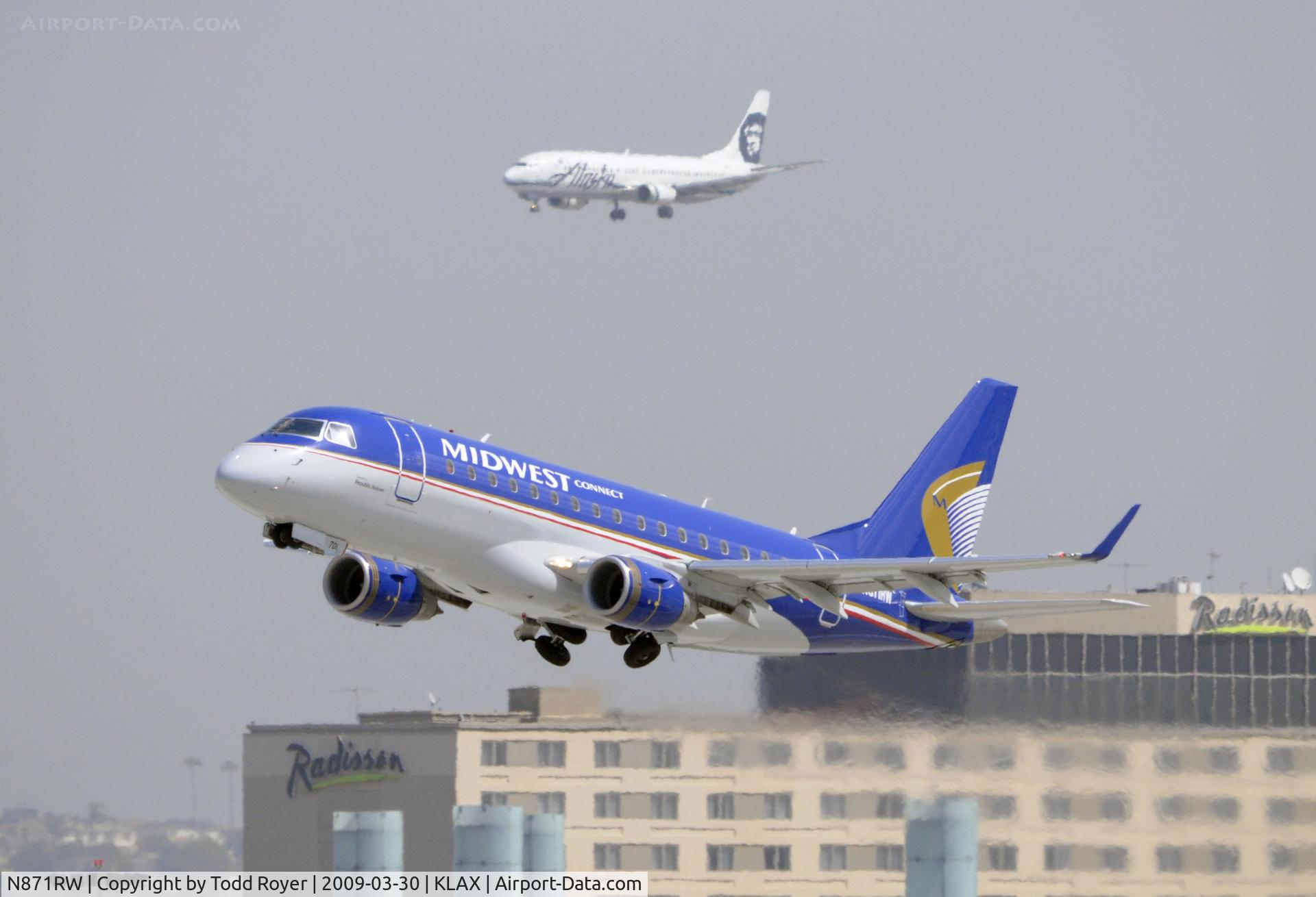 N871RW, 2006 Embraer 170SU (ERJ-170-100SU) C/N 17000140, Departing LAX