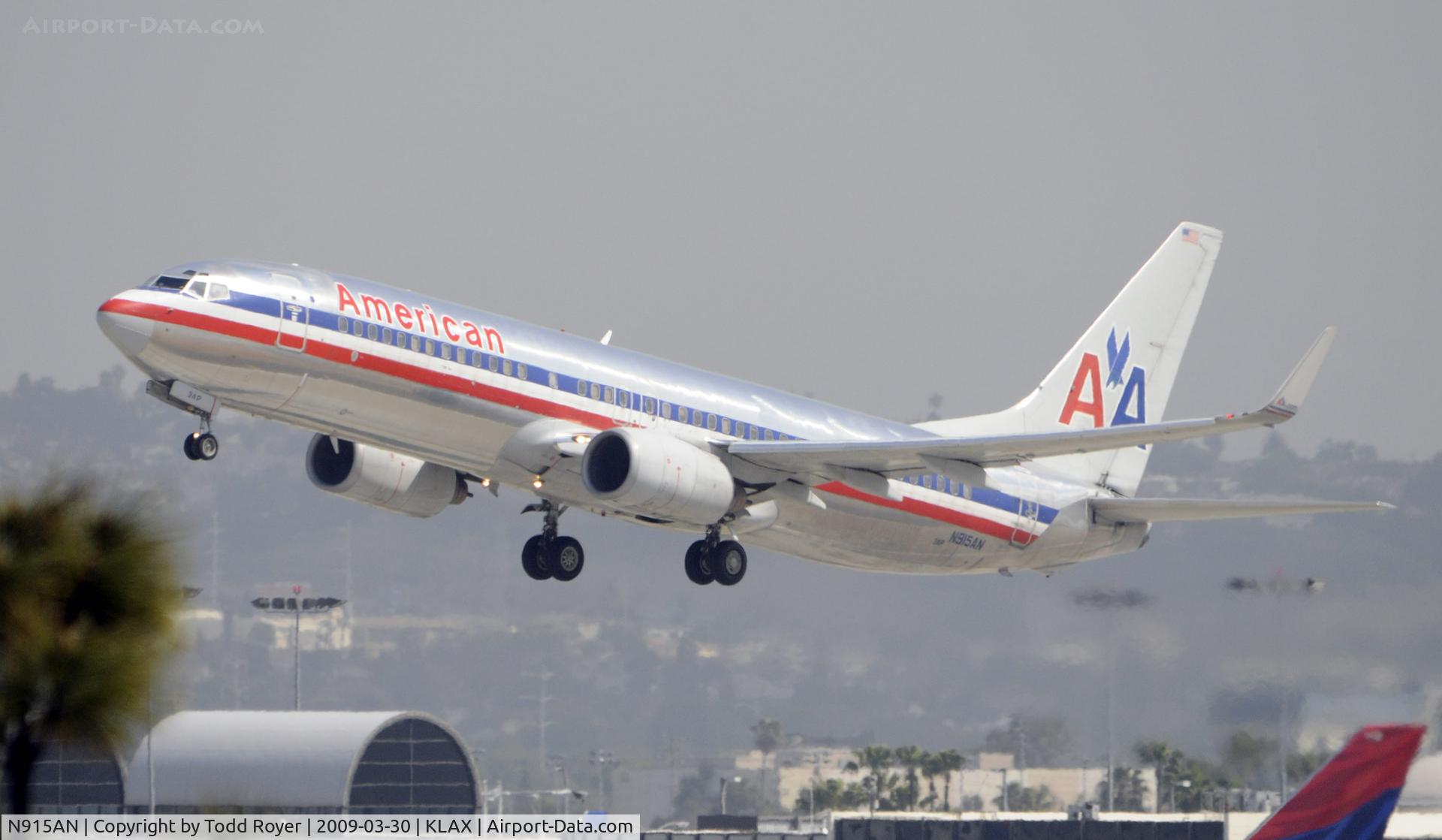 N915AN, 1999 Boeing 737-823 C/N 29516, Departing LAX