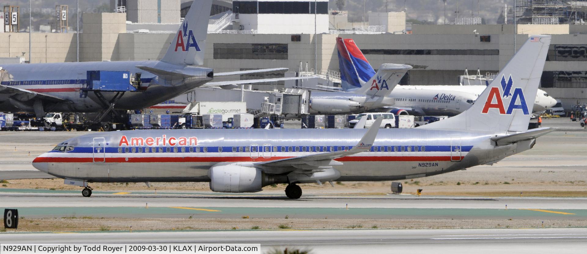 N929AN, 2000 Boeing 737-823 C/N 30078, Taxi at LAX