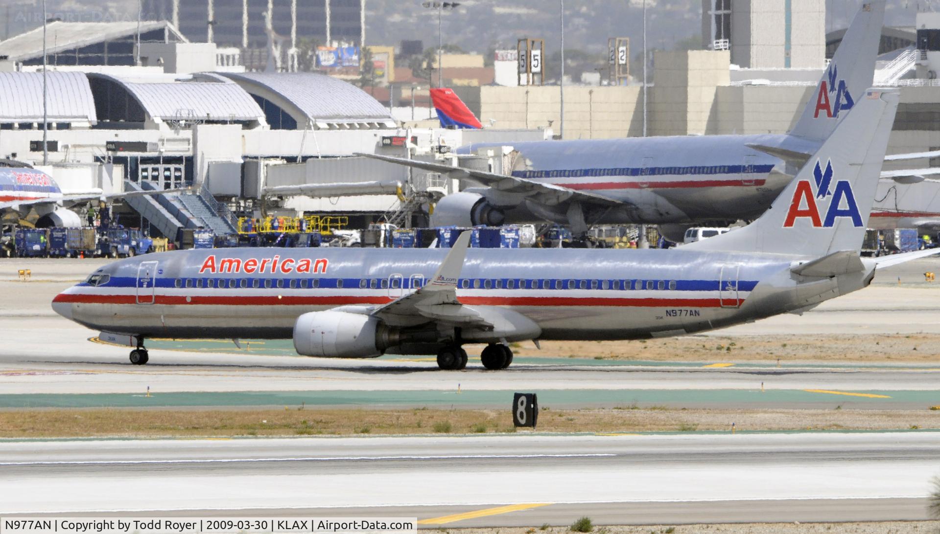 N977AN, 2001 Boeing 737-823 C/N 29550, Taxi at LAX