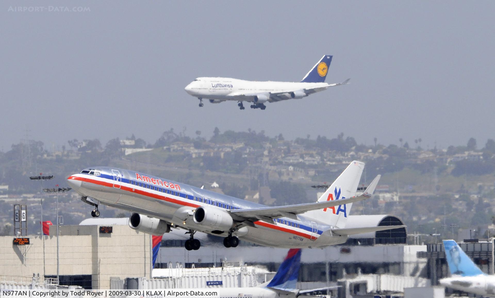 N977AN, 2001 Boeing 737-823 C/N 29550, Departing LAX