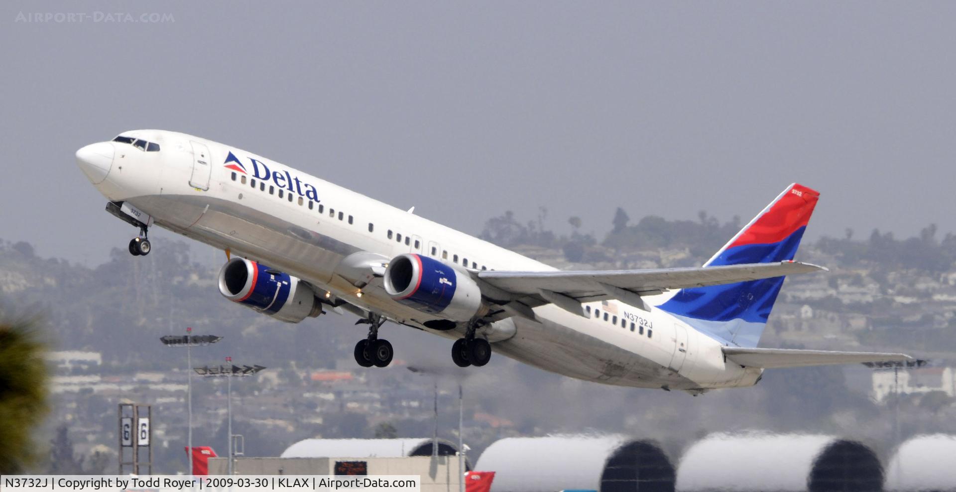 N3732J, 2000 Boeing 737-832 C/N 30380, Departing LAX