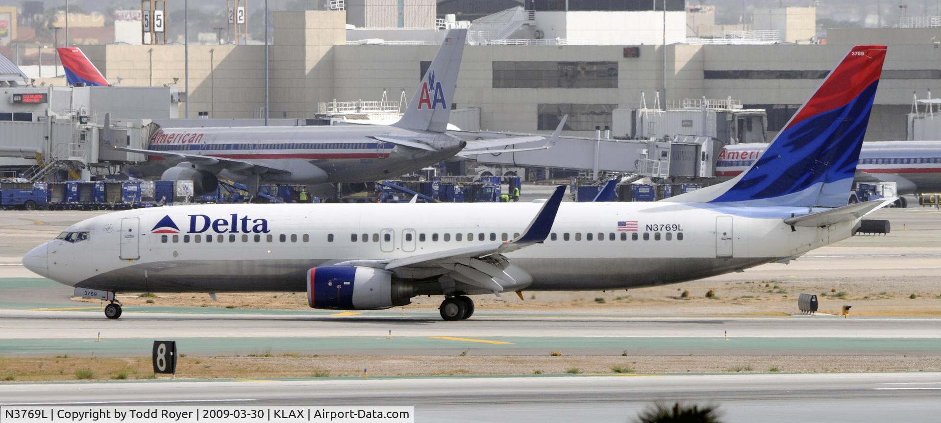 N3769L, 2002 Boeing 737-832 C/N 30822, Taxi at LAX