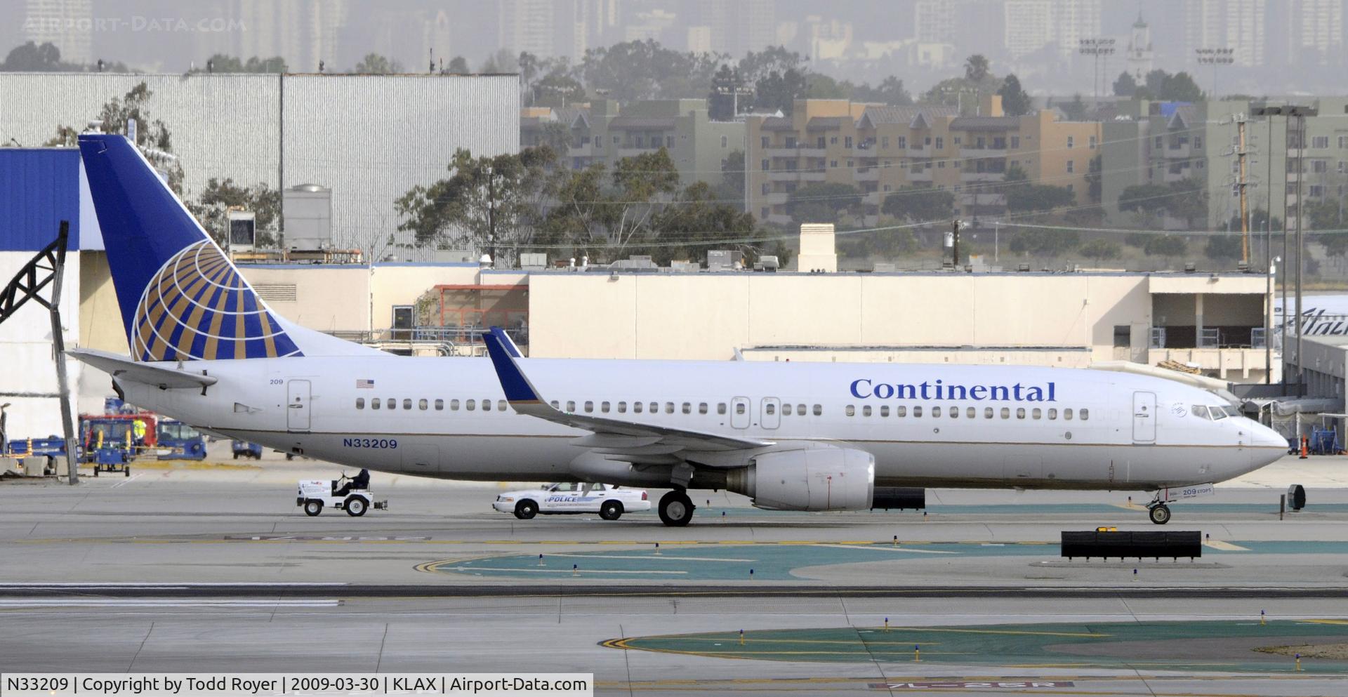 N33209, 2000 Boeing 737-824 C/N 30581, Taxi at LAX