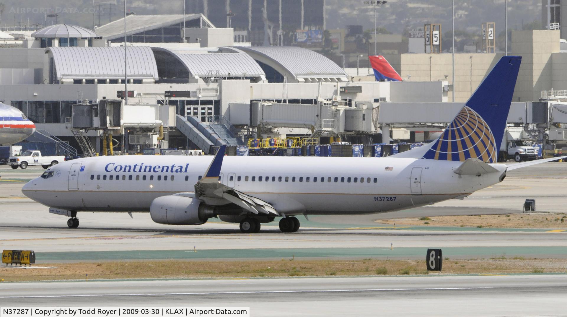 N37287, 2004 Boeing 737-824 C/N 31636, Taxi at LAX