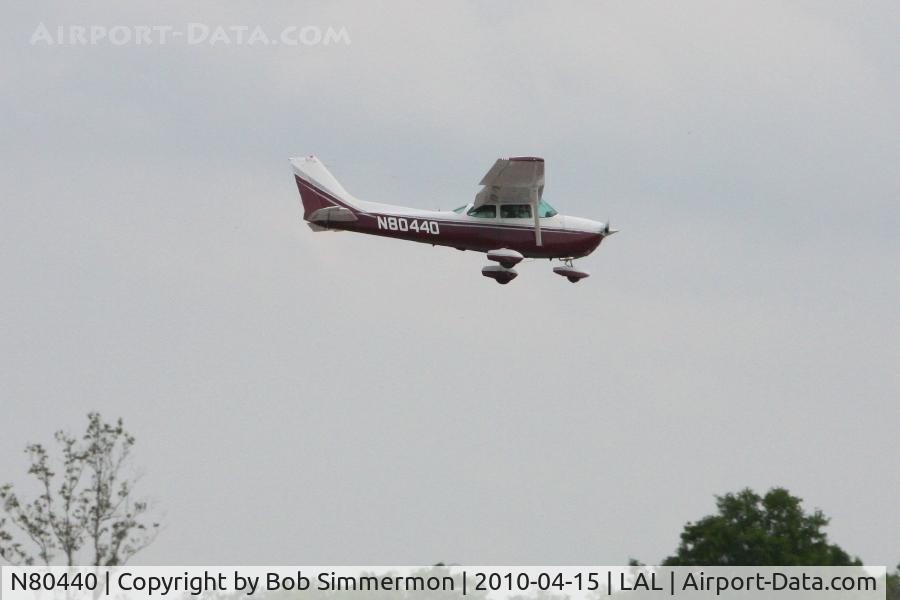 N80440, 1976 Cessna 172M C/N 17266587, Arriving at Lakeland, FL during Sun N Fun 2010.