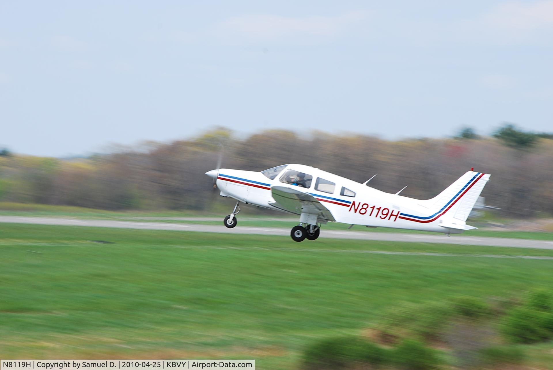 N8119H, 1980 Piper PA-28-161 C/N 28-8016127, Me taking off runway 27.