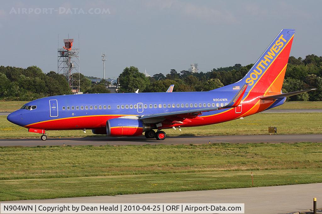 N904WN, 2008 Boeing 737-7H4 C/N 36616, Southwest Airlines N904WN (FLT SWA3760) taxiing to RWY 23 for departure to Chicago Midway Int'l (KMDW).