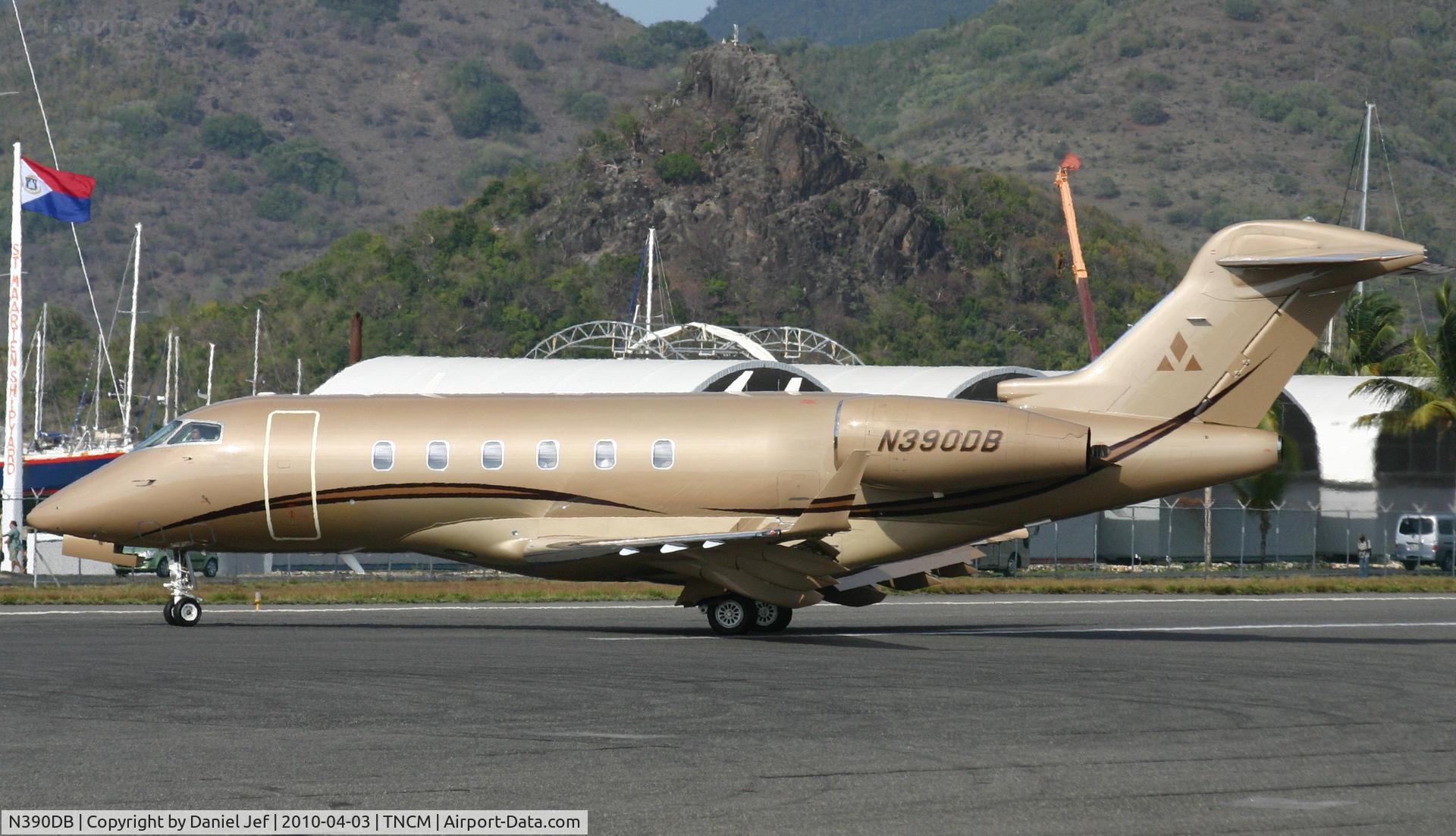 N390DB, 2006 Bombardier Challenger 300 (BD-100-1A10) C/N 20131, Back tracking the active for parking at TNCM