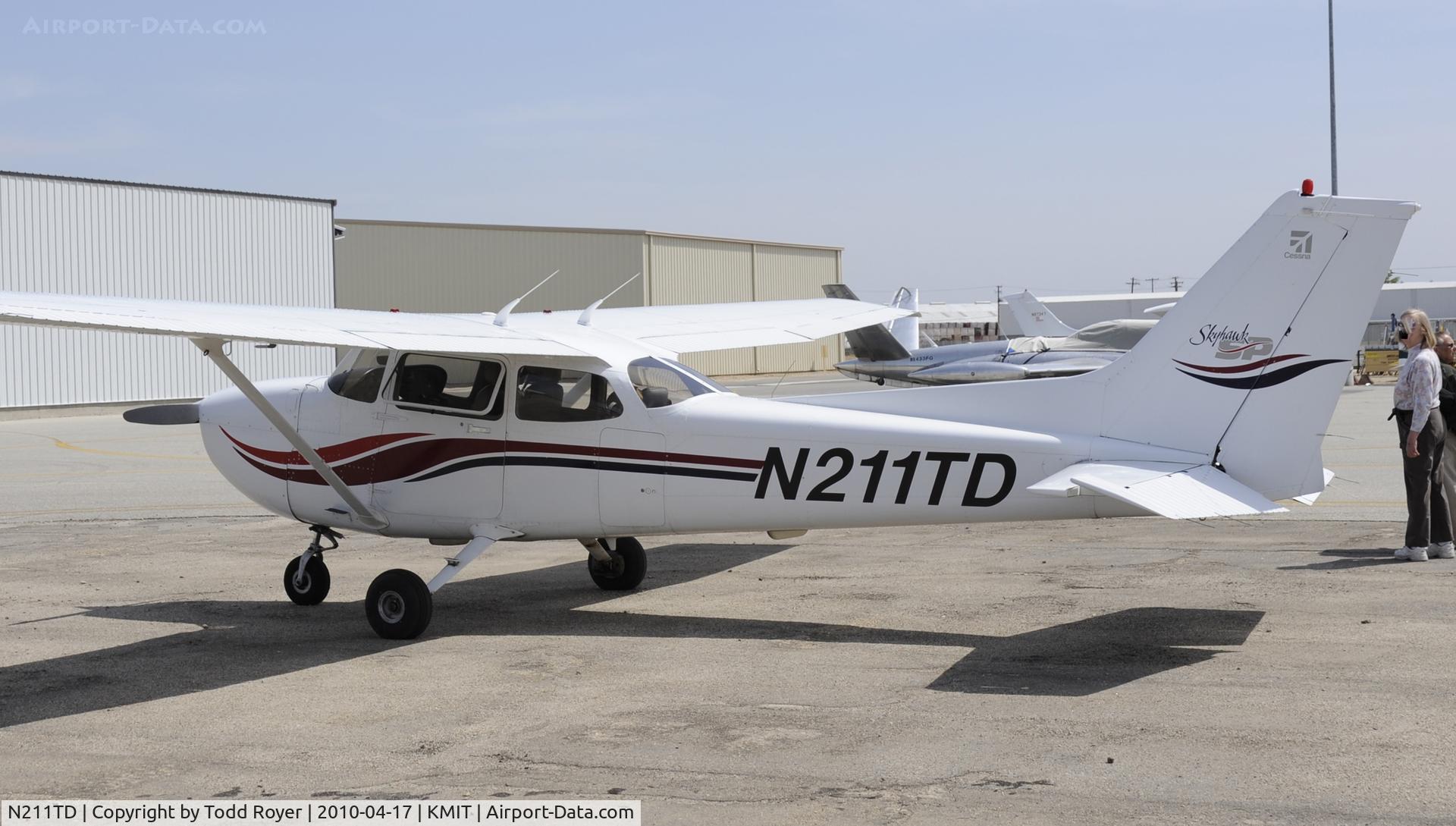 N211TD, 2000 Cessna 172S C/N 172S8524, Minter Field fly in 2010
