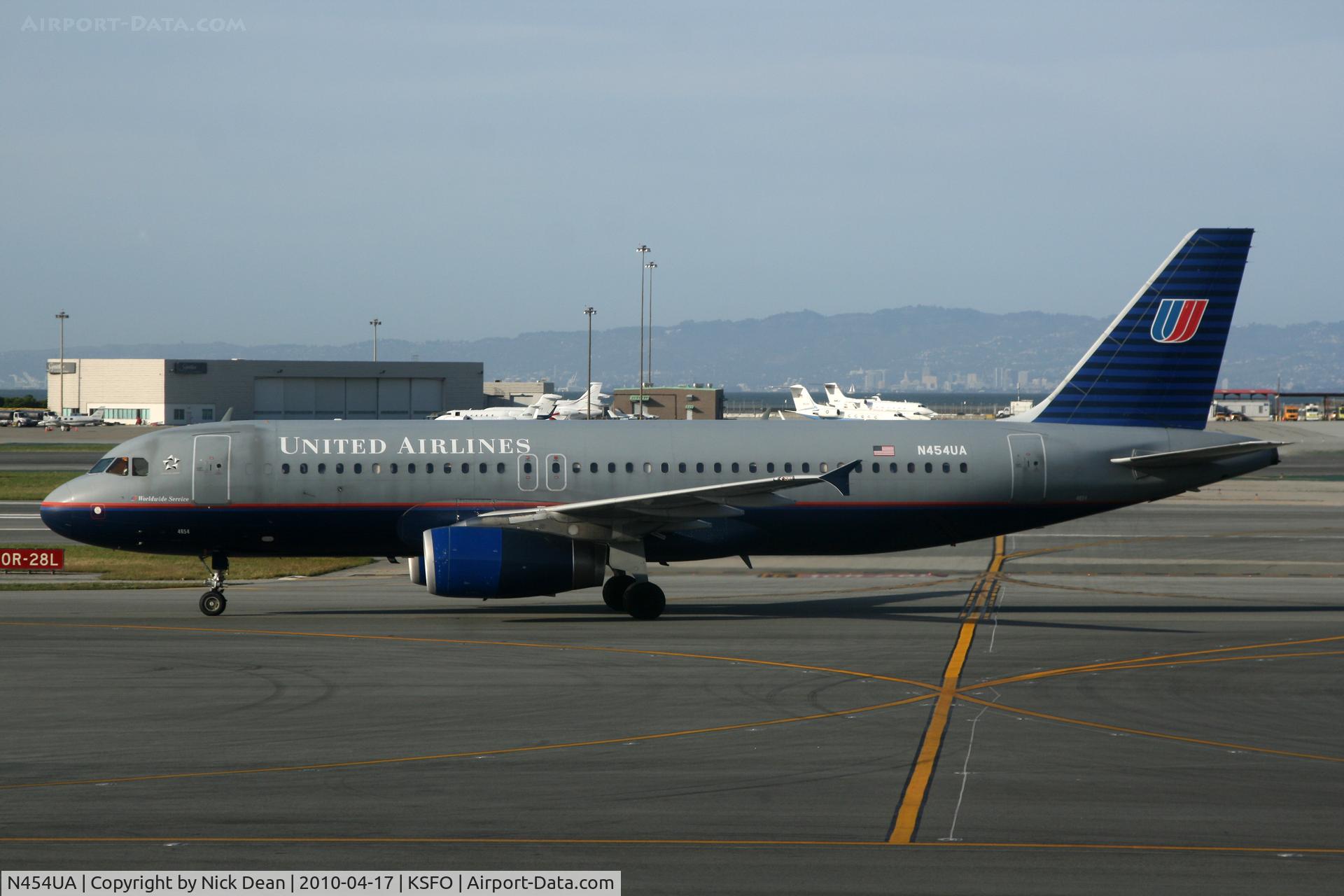 N454UA, 1999 Airbus A320-232 C/N 1104, KSFO