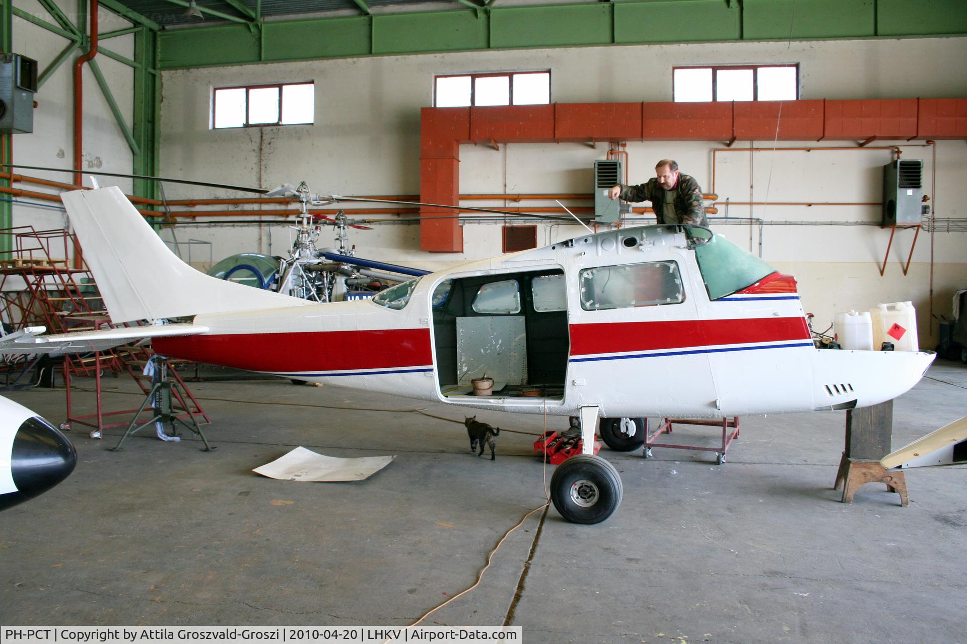 PH-PCT, 1974 Cessna U206F Stationair C/N U20602337, Hungary-Kaposújlak airport hangar. - It is his new painting.