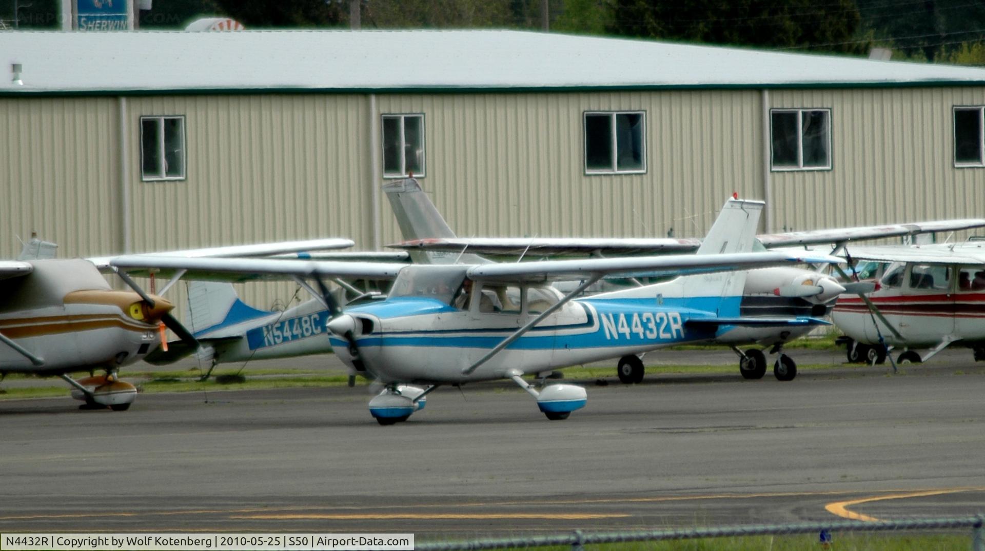 N4432R, 1974 Cessna 172M C/N 17263177, taqxying toward te active 34