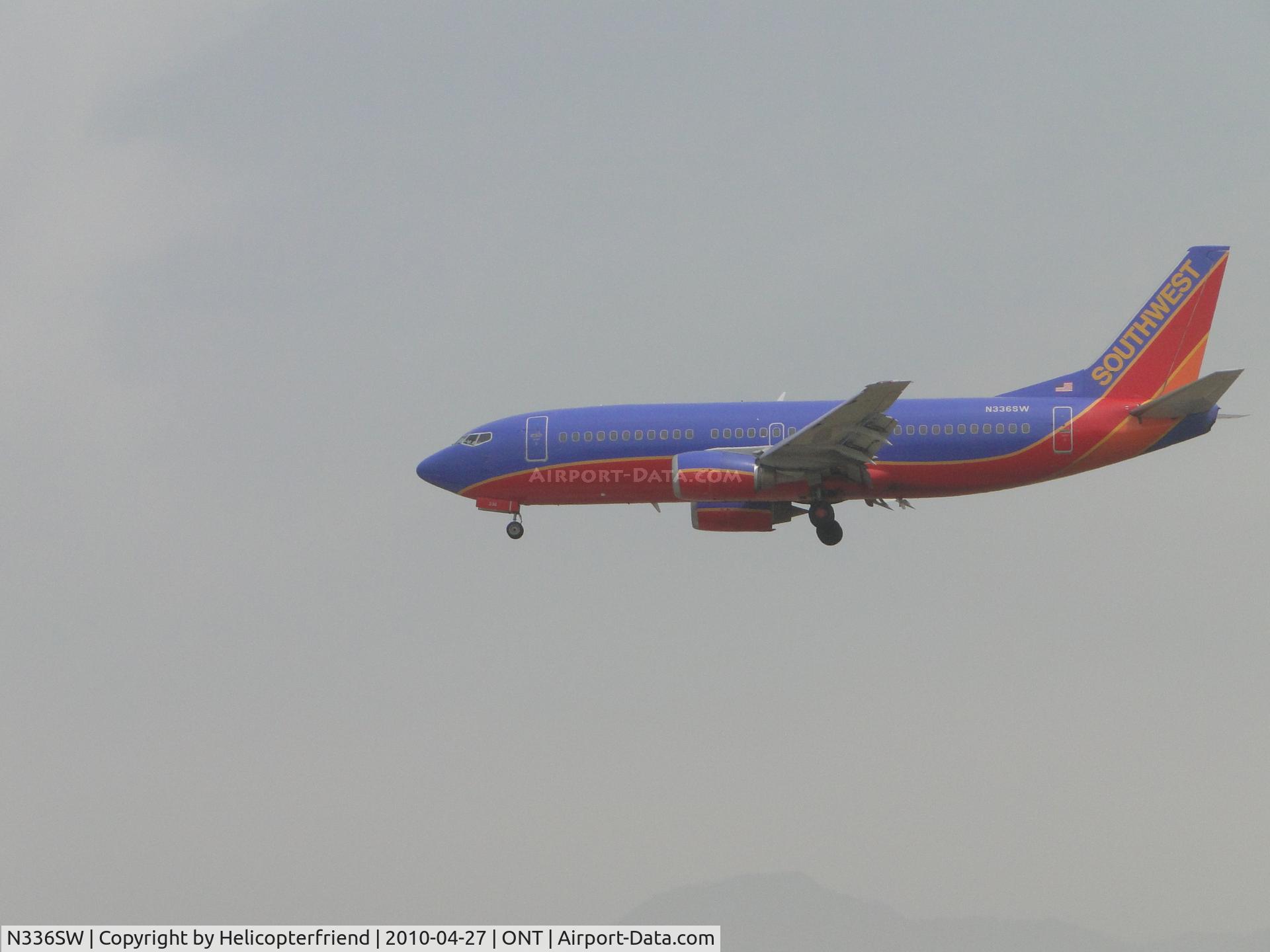 N336SW, 1988 Boeing 737-3H4 C/N 23940, On final to runway 26R