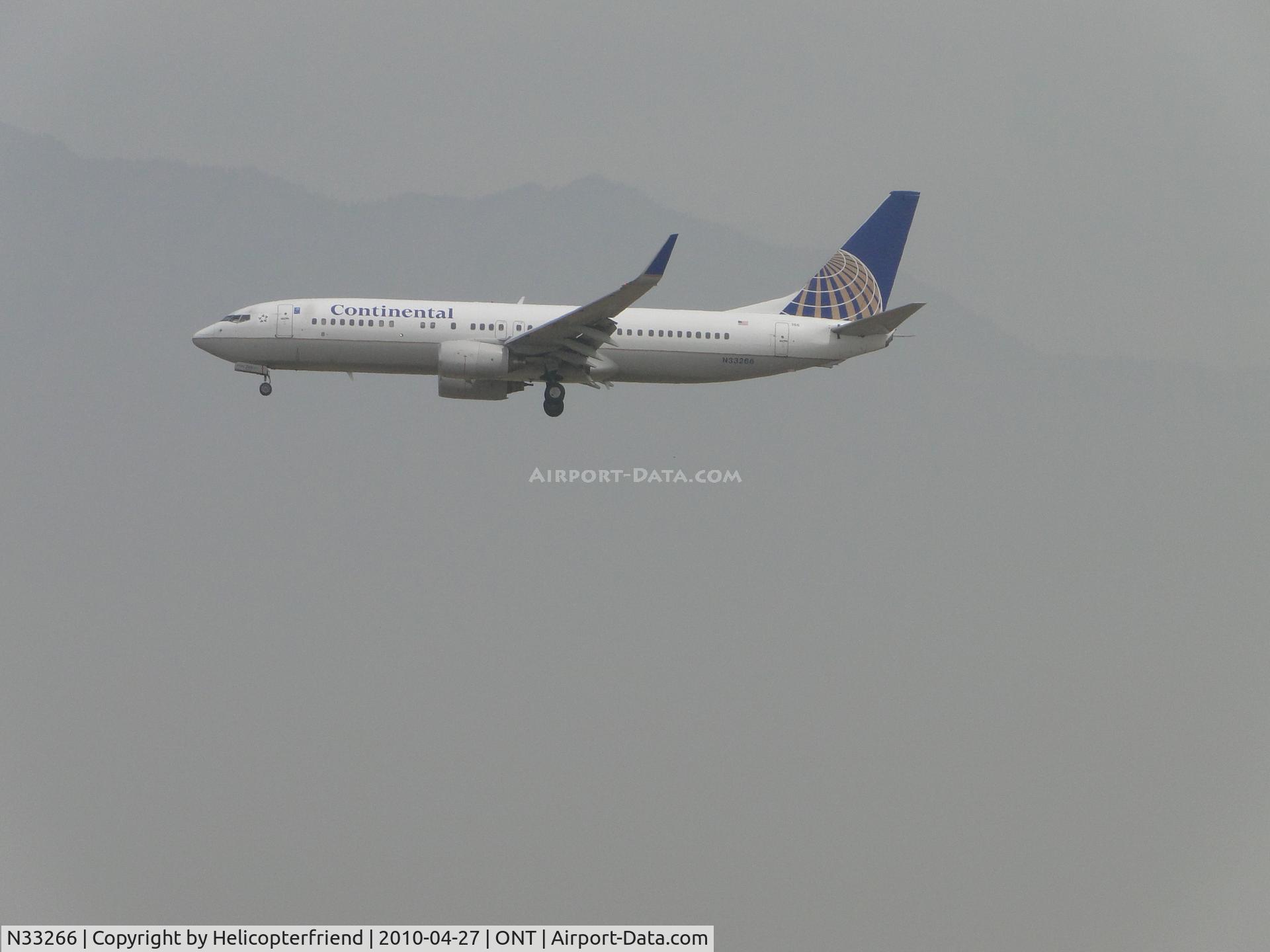 N33266, 2001 Boeing 737-824 C/N 32403, On final to ruway 26R, light fog