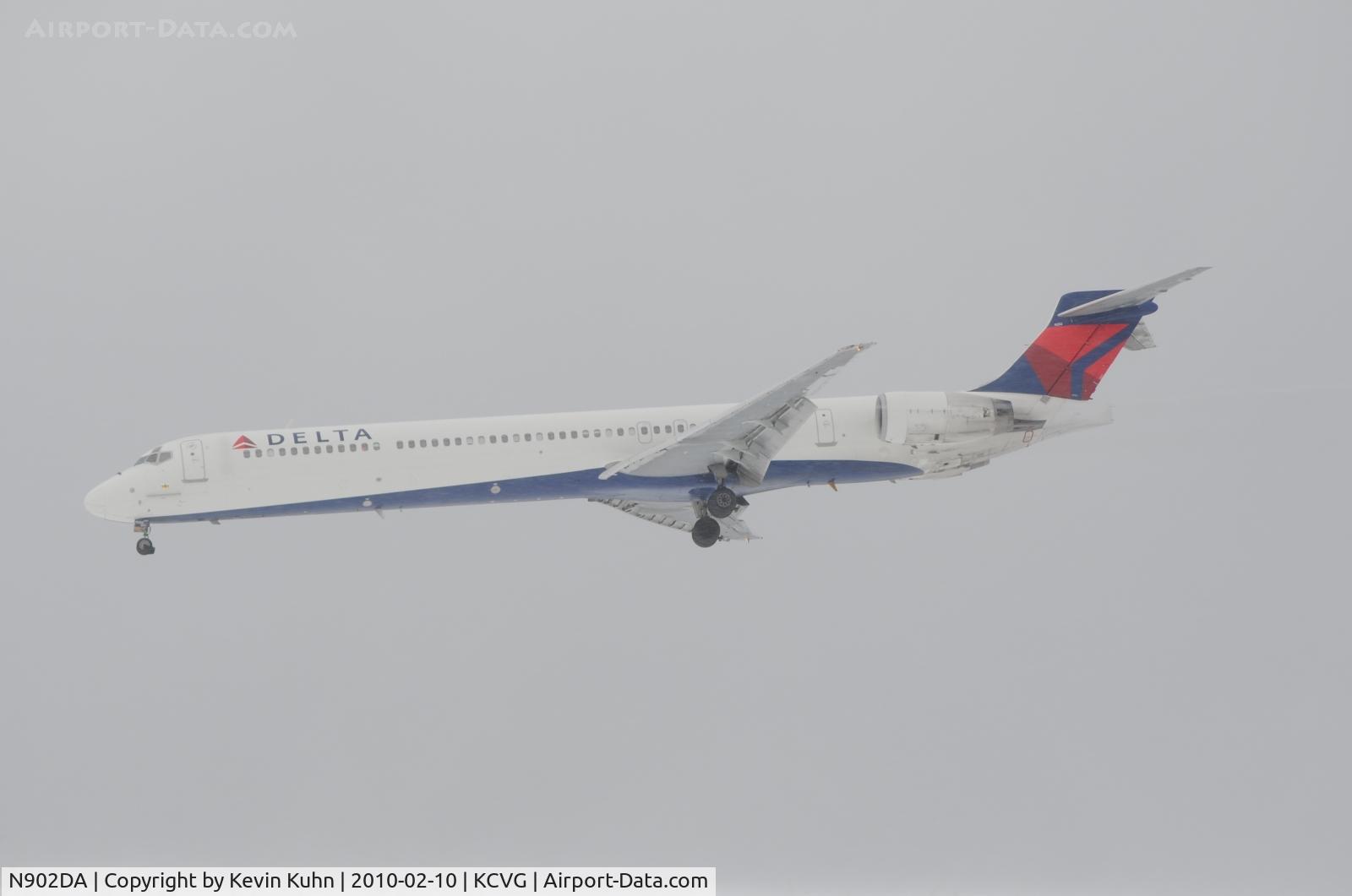 N902DA, 1994 McDonnell Douglas MD-90-30 C/N 53382, Final approach for Rwy 27 in the midst of a winter storm.