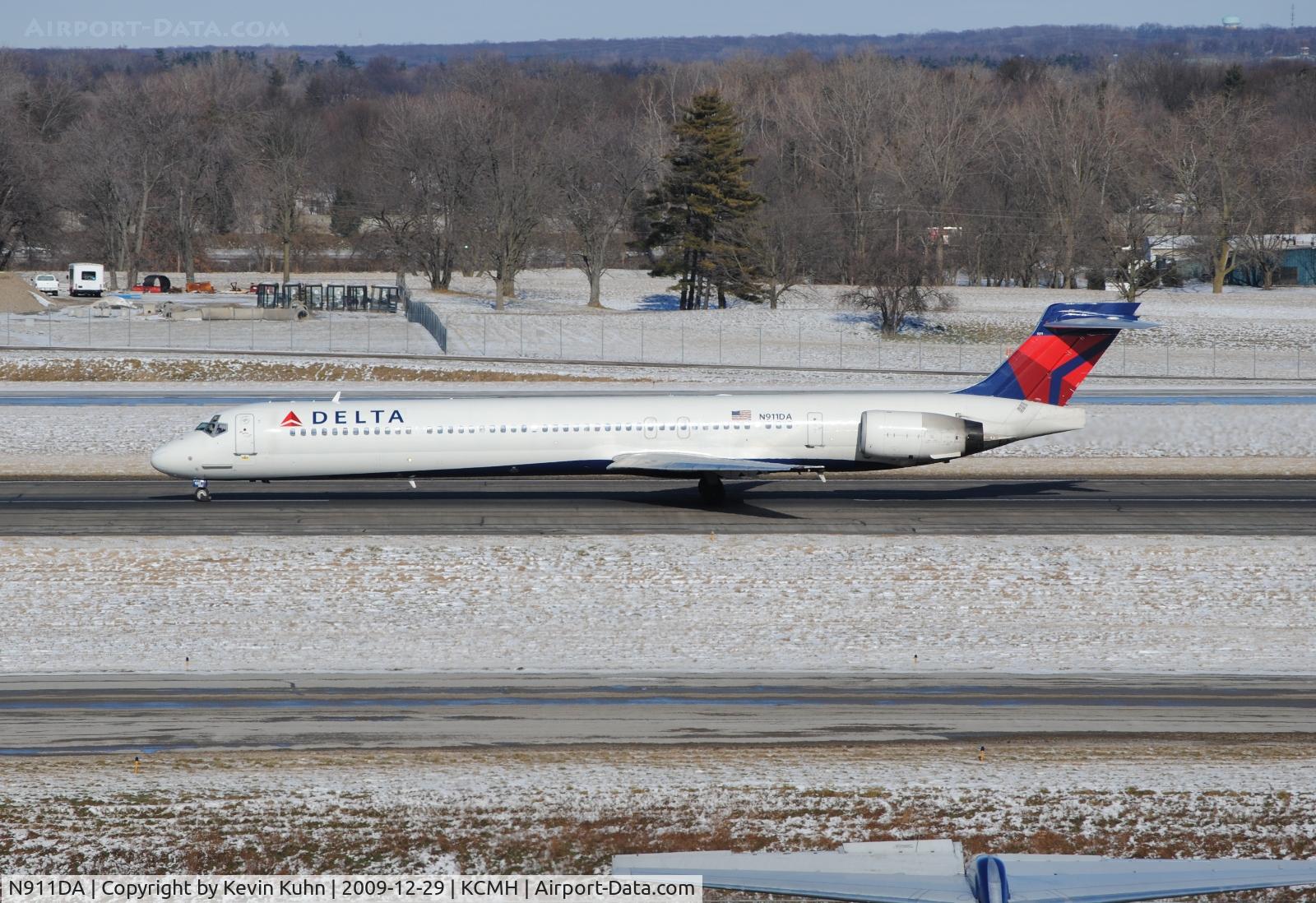 N911DA, 1995 McDonnell Douglas MD-90-30 C/N 53391, Rolling down 28R with another Mad Dog tail in the foreground