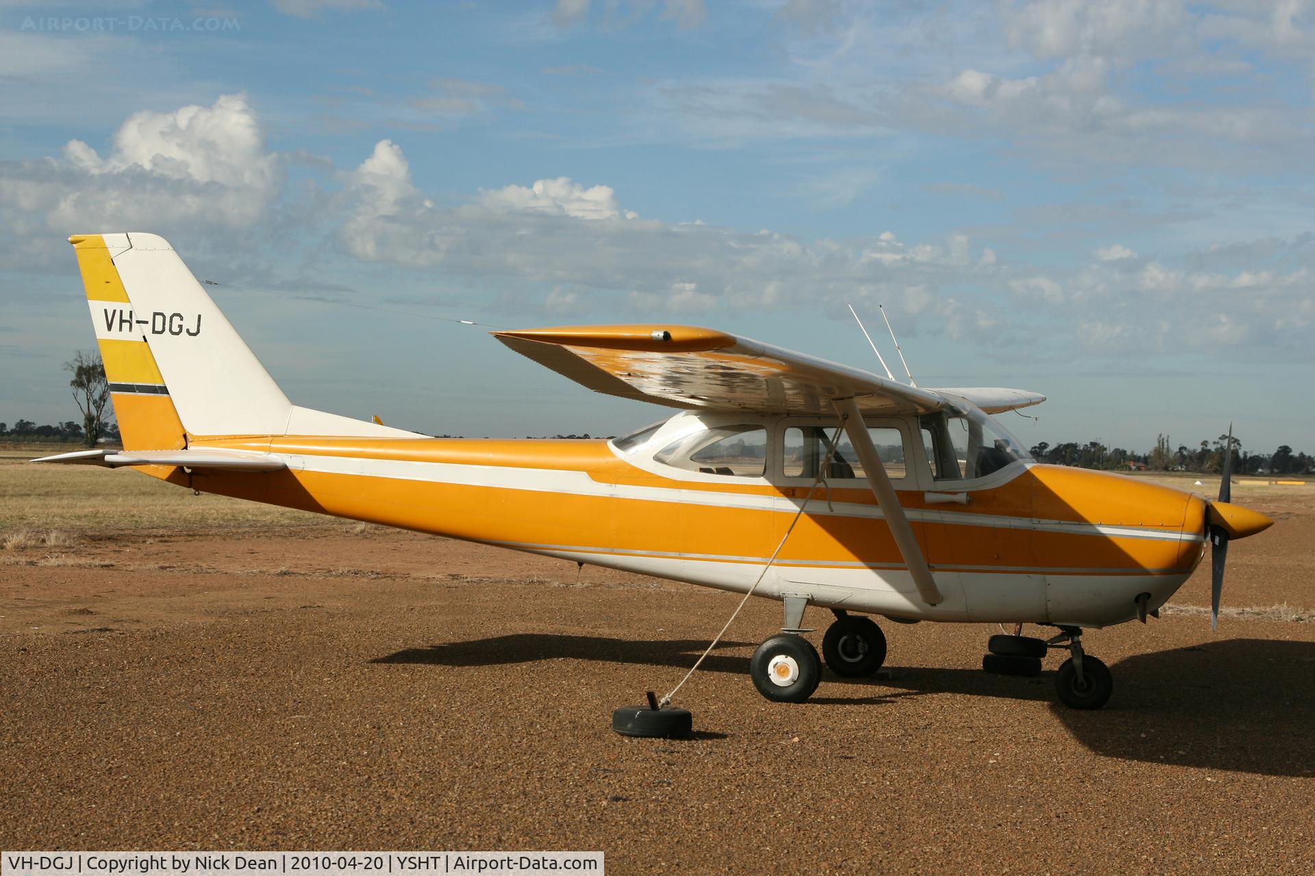 VH-DGJ, 1964 Cessna 172F C/N 17252014, YSHT