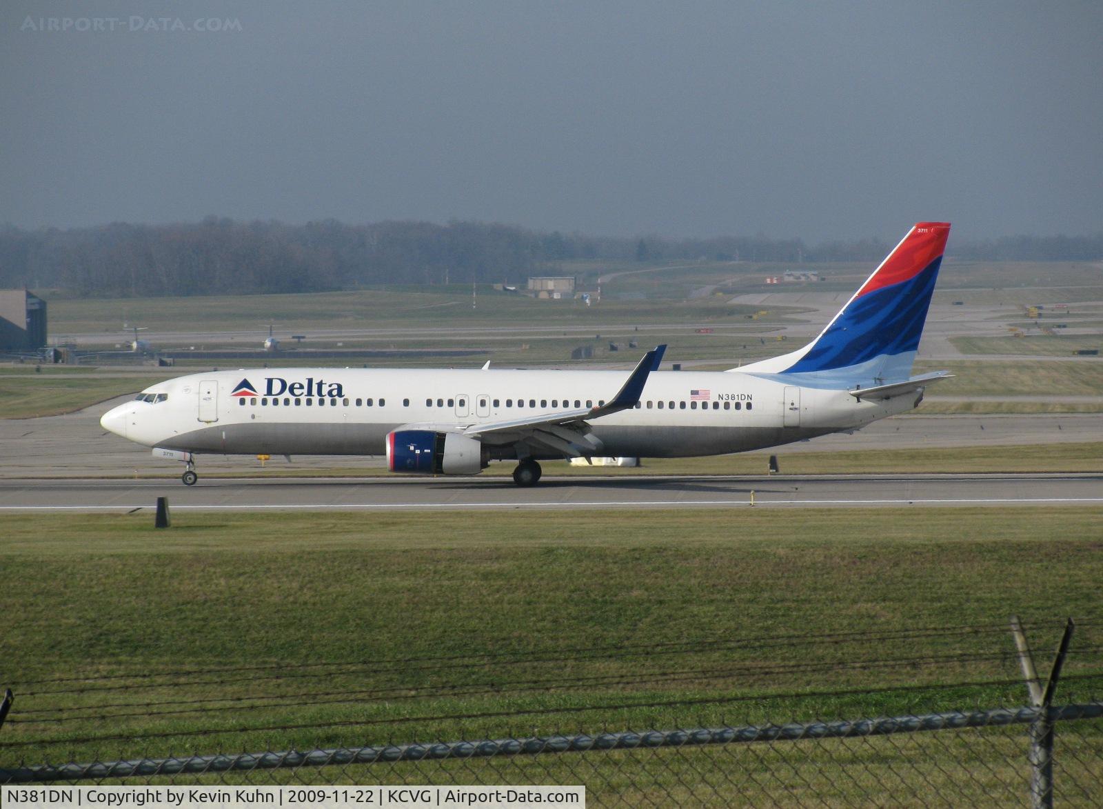 N381DN, 1999 Boeing 737-832 C/N 30350, DAL1817 arriving