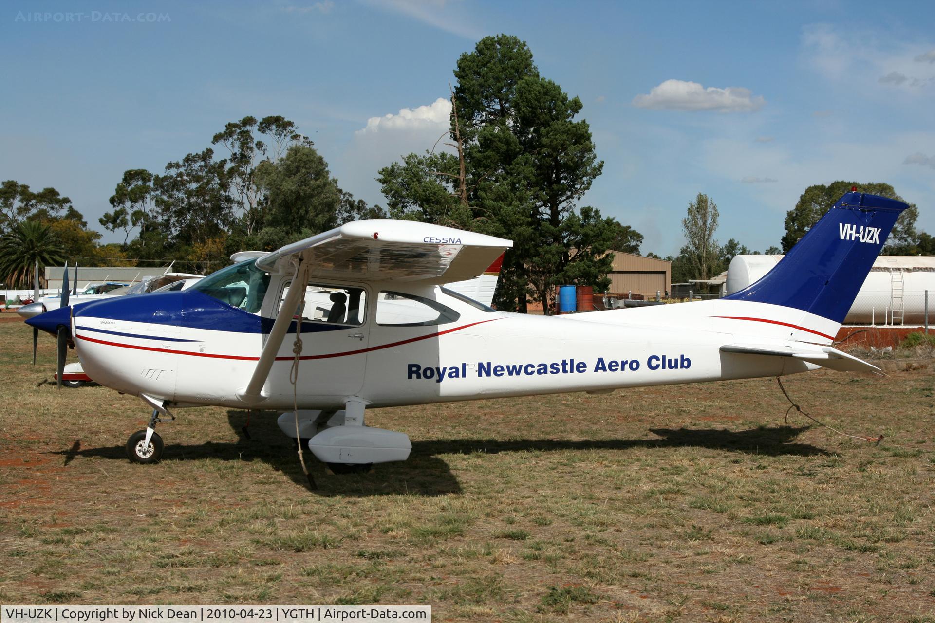 VH-UZK, 1979 Cessna 182Q Skylane C/N 18266762, YGTH