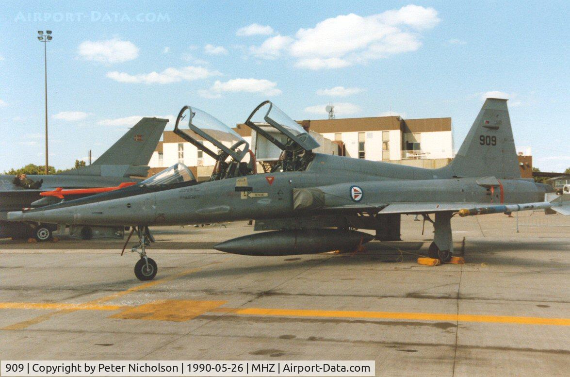 909, 1967 Northrop F-5B Freedom Fighter C/N N.9012, F-5B Freedom Fighter of 336 Skv Royal Norwegian Air Force in the static park at the 1990 RAF Mildenhall Air Fete.
