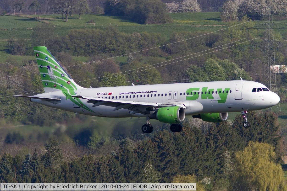 TC-SKJ, 1990 Airbus A320-211 C/N 138, short final RW09