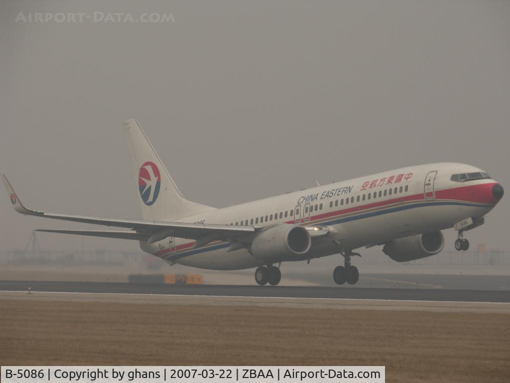 B-5086, 2005 Boeing 737-89P C/N 32800, Wheels just leaving chinese ground.