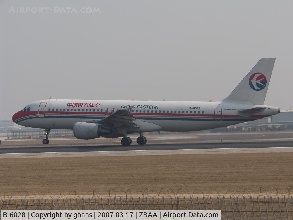 B-6028, 2004 Airbus A320-214 C/N 2171, A 320 Just departing