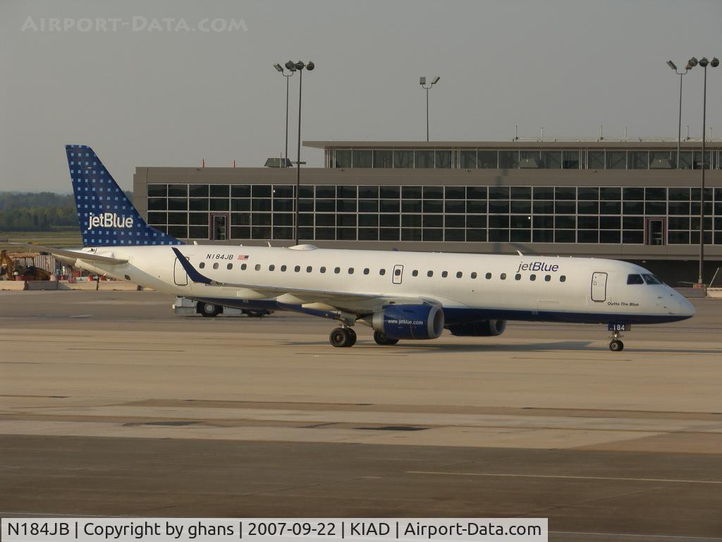 N184JB, 2005 Embraer 190AR (ERJ-190-100IGW) C/N 19000008, Taxien to the gate