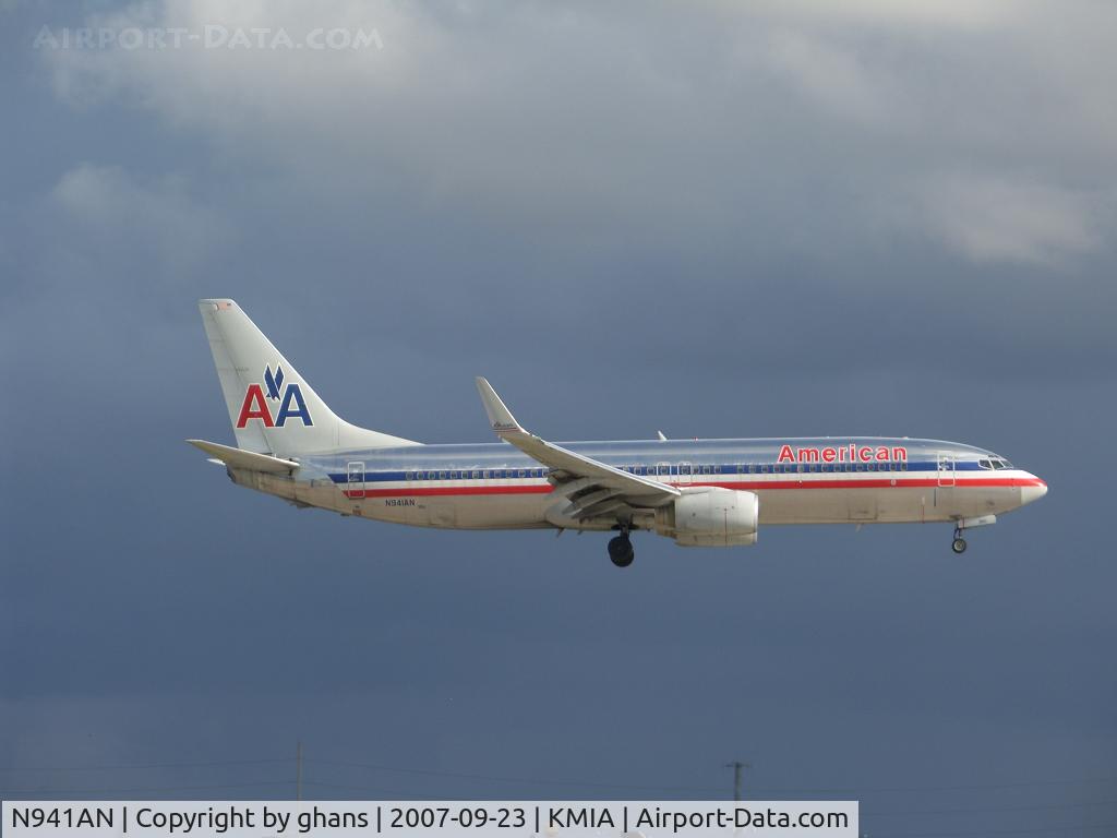 N941AN, 2000 Boeing 737-823 C/N 29534, Dark cloudes behind the silver plane