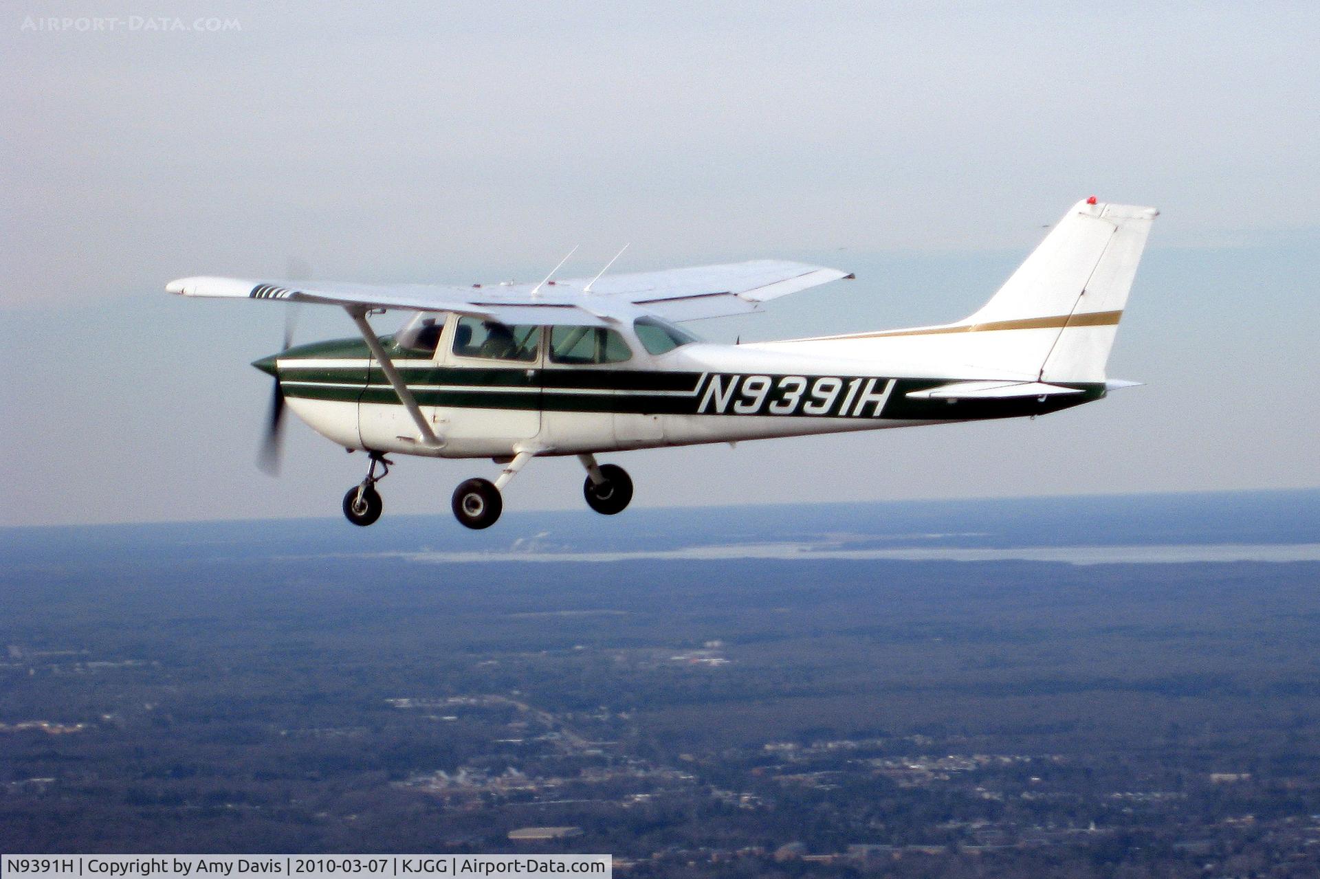 N9391H, 1975 Cessna 172M C/N 17266134, N9391H in flight