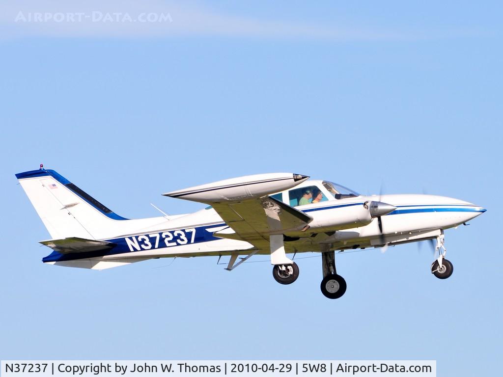 N37237, 1977 Cessna 310R C/N 310R0968, Departing runway 22