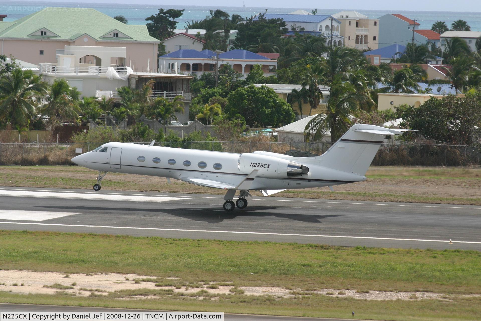 N225CX, 2009 Gulfstream Aerospace GIV-X (G450) C/N 4171, N225CX Landing at TNCM runway 10
