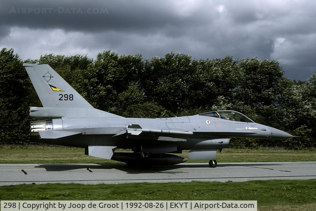 298, General Dynamics F-16AM Fighting Falcon C/N 6K-27, after the TFW mission we could catch up the Norwegian F-16s on the taxiway back to the shelter area. Nice spot, nice lighting and nice aircraft!