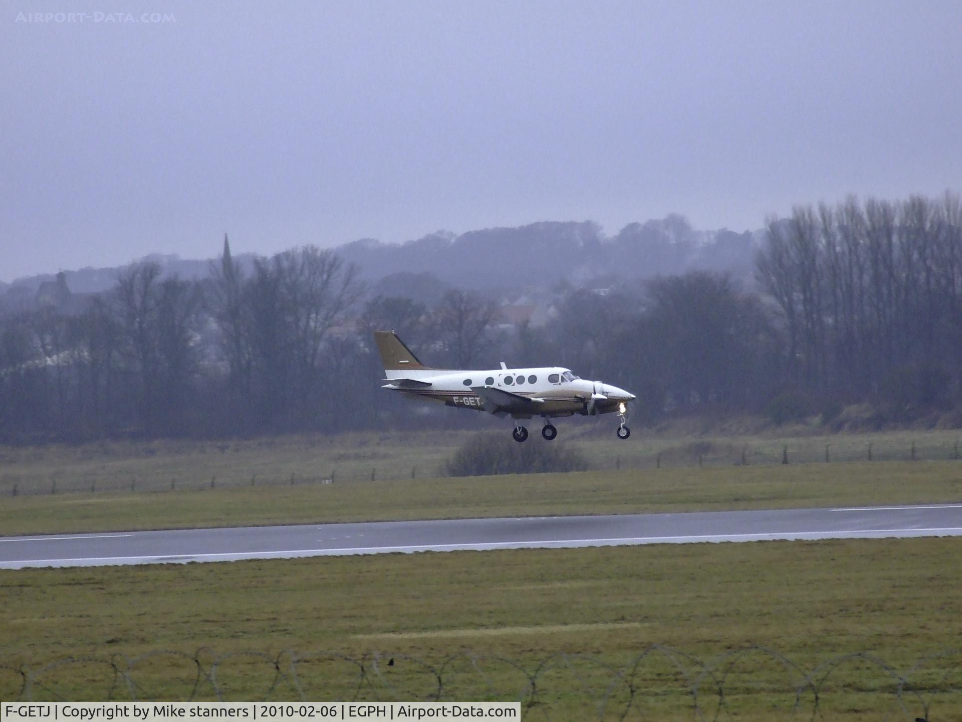 F-GETJ, 1978 Beech E90 King Air C/N LW-296, Beech E90 King air landing on runway 06