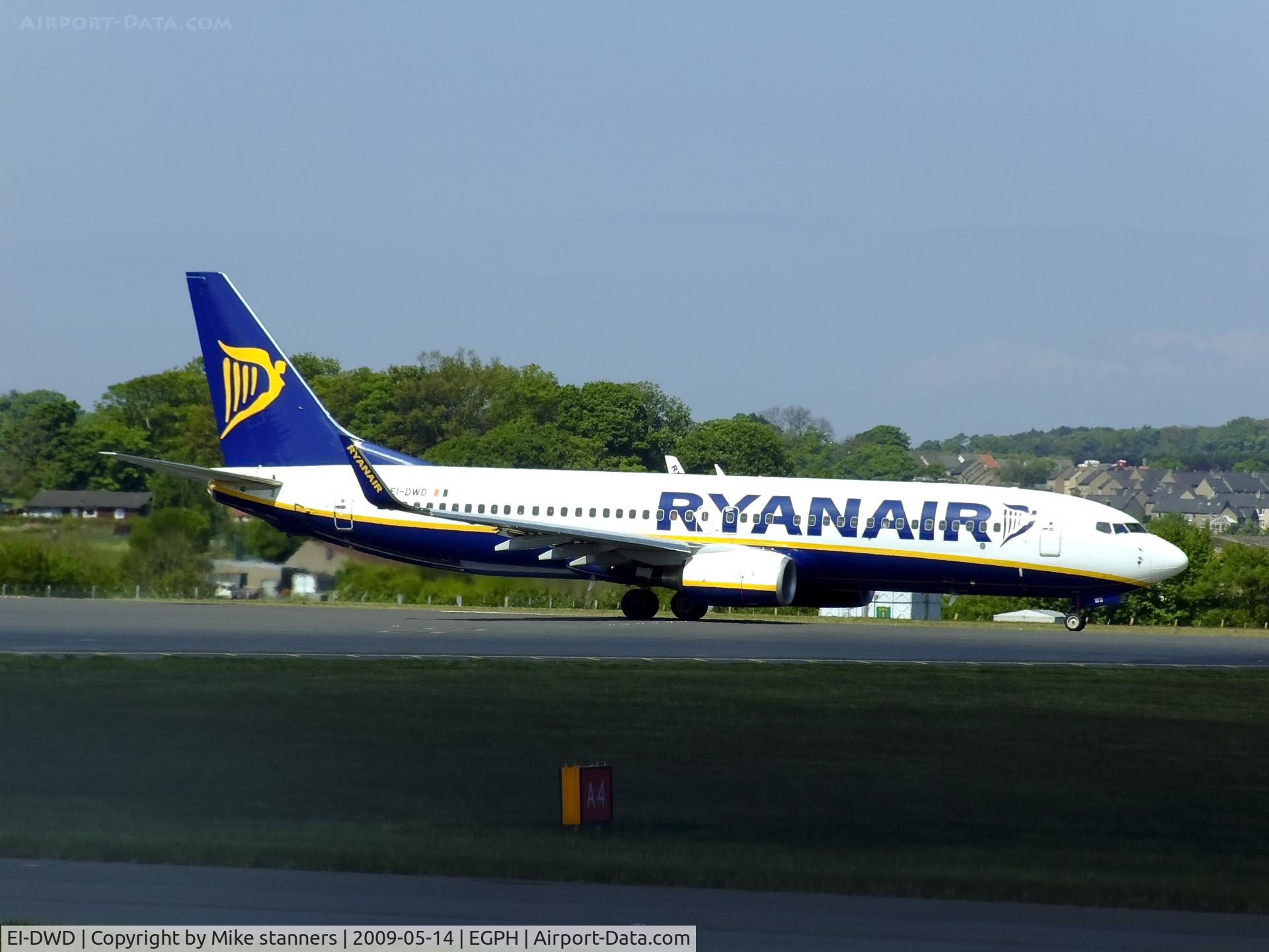 EI-DWD, 2007 Boeing 737-8AS C/N 33642, Ryanair Boeing 737-8AS sits on runway 06 waiting for departure