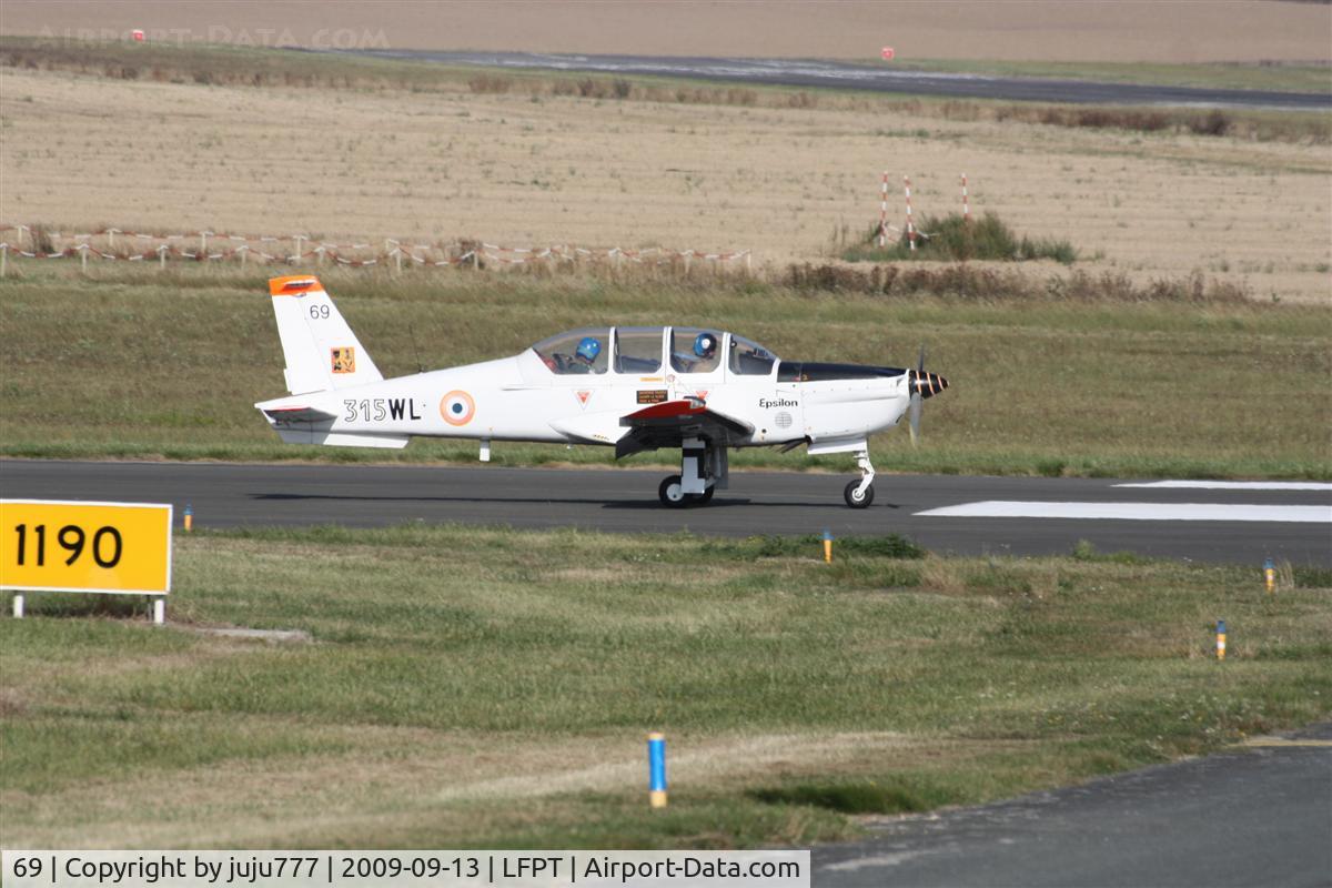 69, Socata TB-30 Epsilon C/N 69, on display at Pontoise