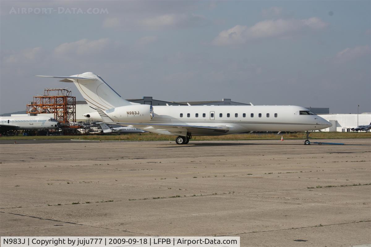 N983J, 2000 Bombardier BD-700-1A10 Global Express C/N 9072, on transit at Le Bourget