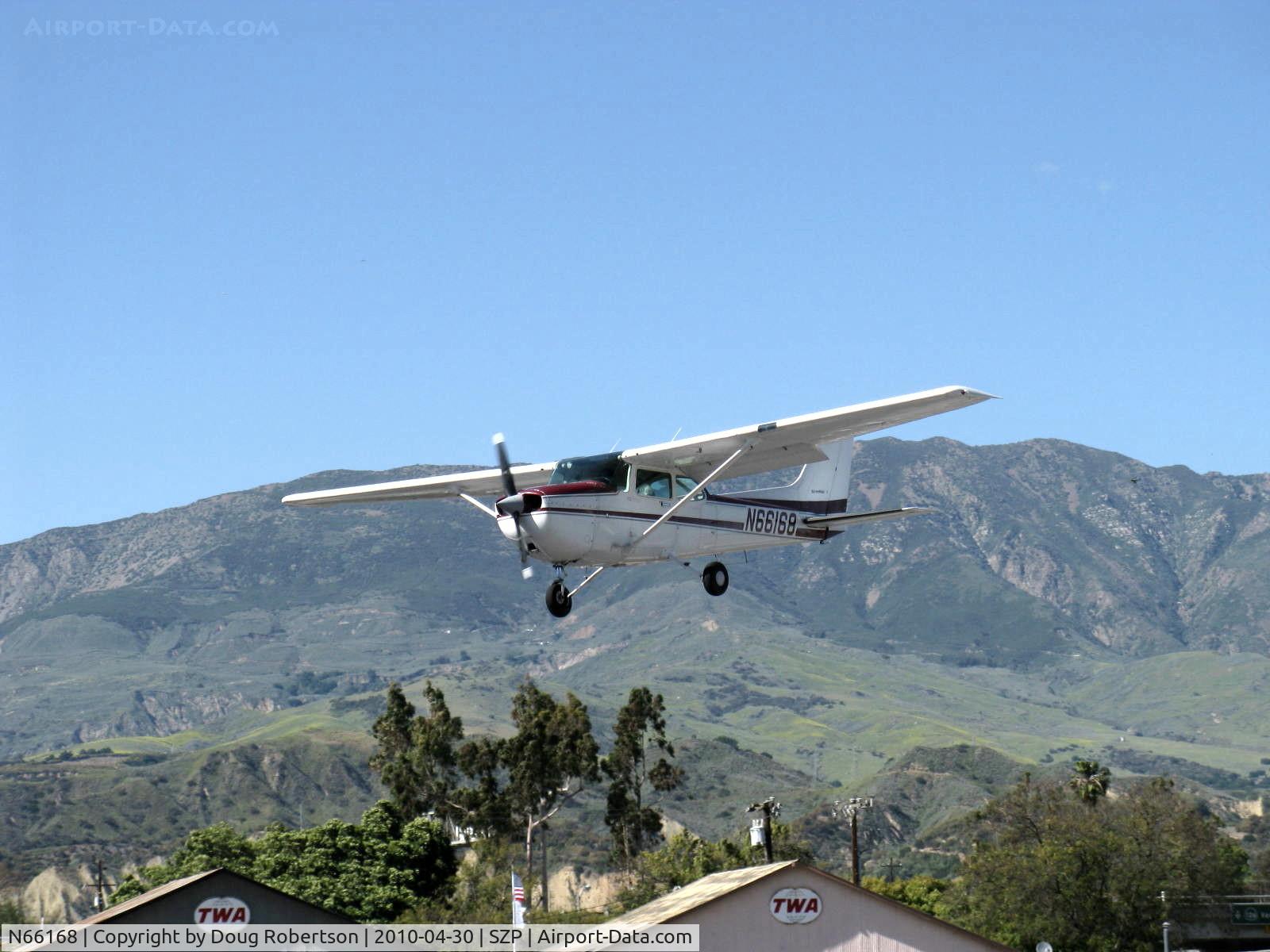 N66168, 1983 Cessna 172P C/N 17275974, 1983 Cessna 172P SKYHAWK II, Lycoming O-320-D2J 160 Hp, on final Rwy 22