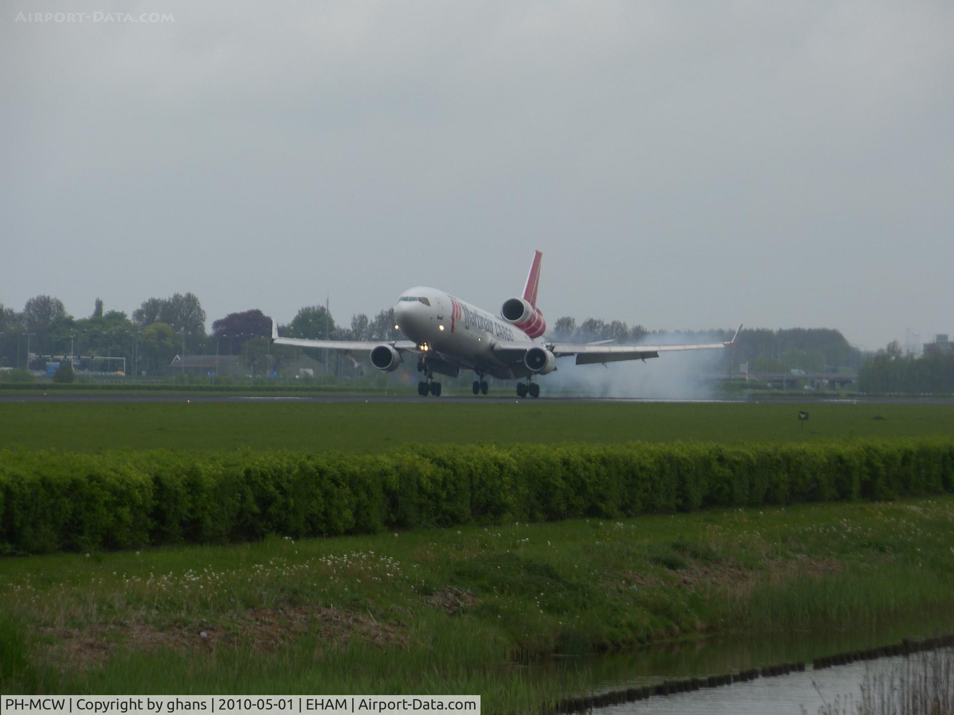 PH-MCW, 1998 McDonnell Douglas MD-11F C/N 48788, Smokey tires landing RW18R