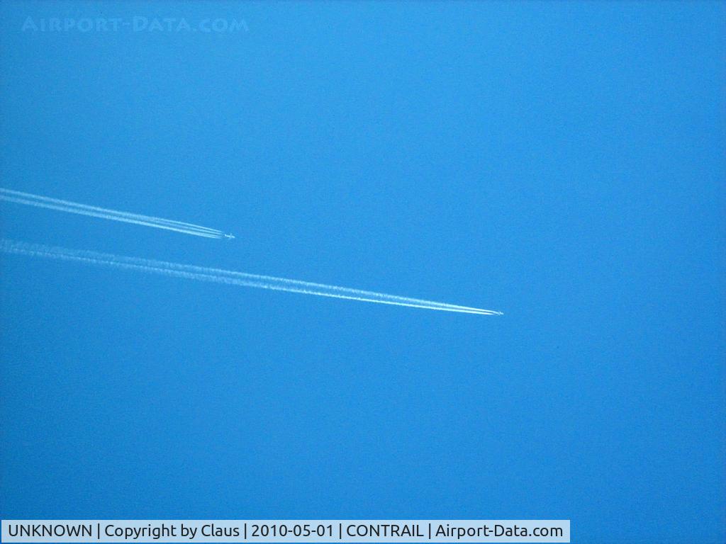 UNKNOWN, Contrails Various C/N Unknown, I belive they see each other