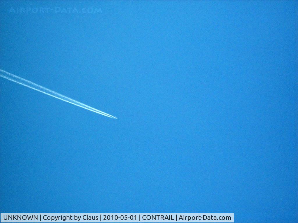 UNKNOWN, Contrails Various C/N Unknown, Emirates in flight