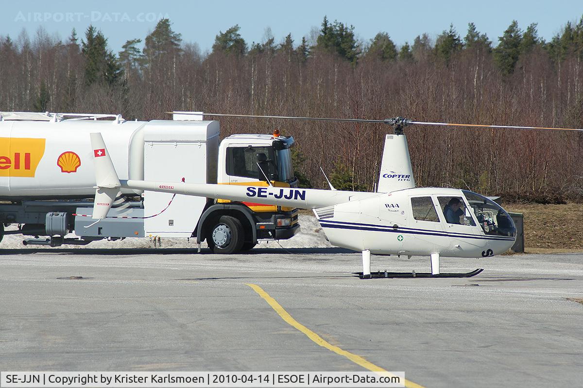 SE-JJN, 2001 Robinson R44  Raven C/N 0989, Refueling.