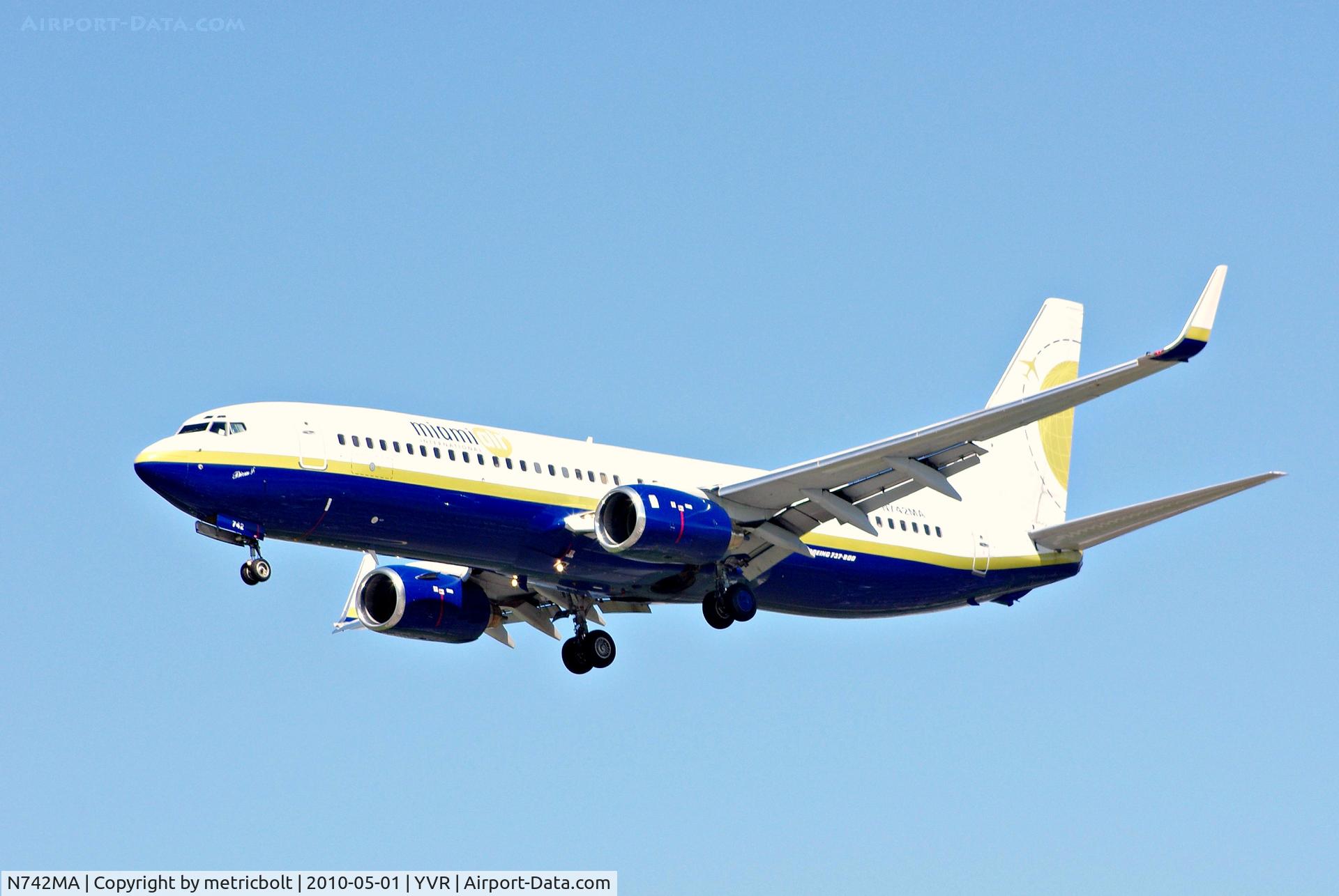 N742MA, 2001 Boeing 737-83N C/N 30675, Landing at YVR