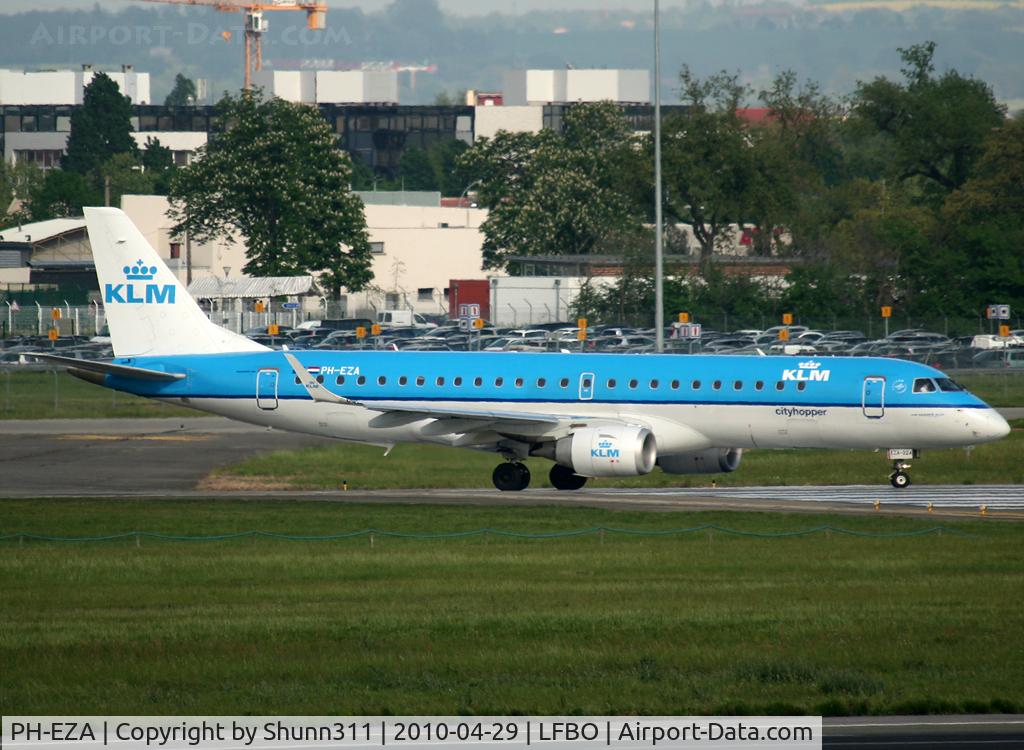 PH-EZA, 2008 Embraer 190LR (ERJ-190-100LR) C/N 19000224, Lining up rwy 14L for departure...